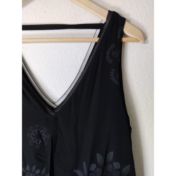 Elegant Black Sleeveless Dress - Picture 3 of 8